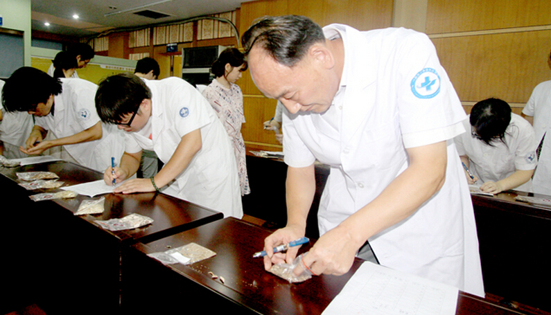 浙江臺(tái)州市溫嶺中醫(yī)醫(yī)療集團(tuán)舉辦中藥傳統(tǒng)技能大賽