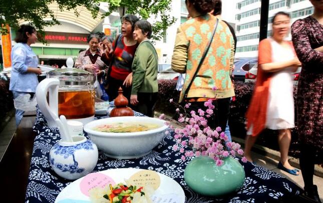 藥食同源 天使有愛——湖州市中醫(yī)院舉行迎護(hù)士節(jié)天使送藥膳活動